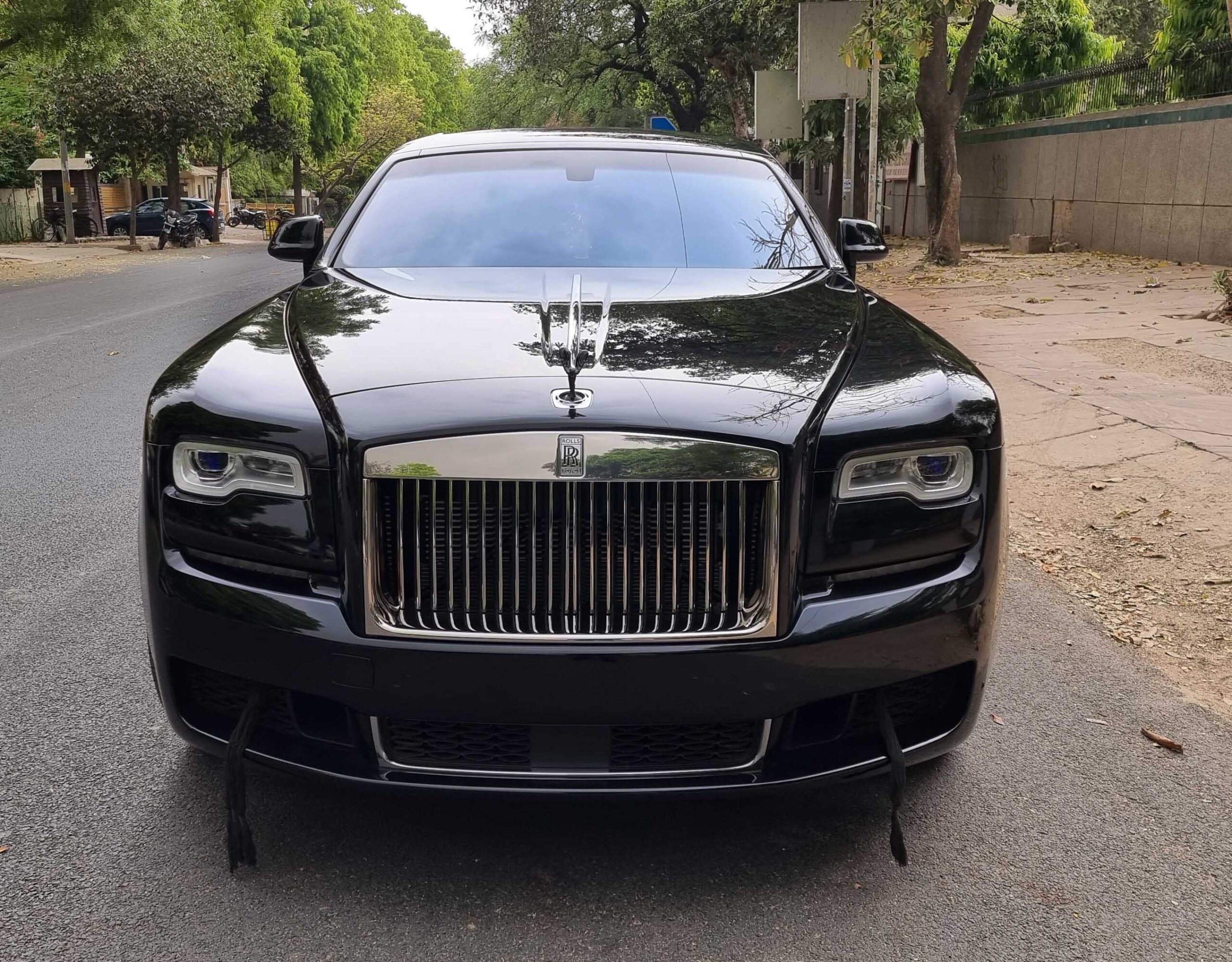 New Rolls Royce Ghost crashes into a Mumbai footpath during first drive